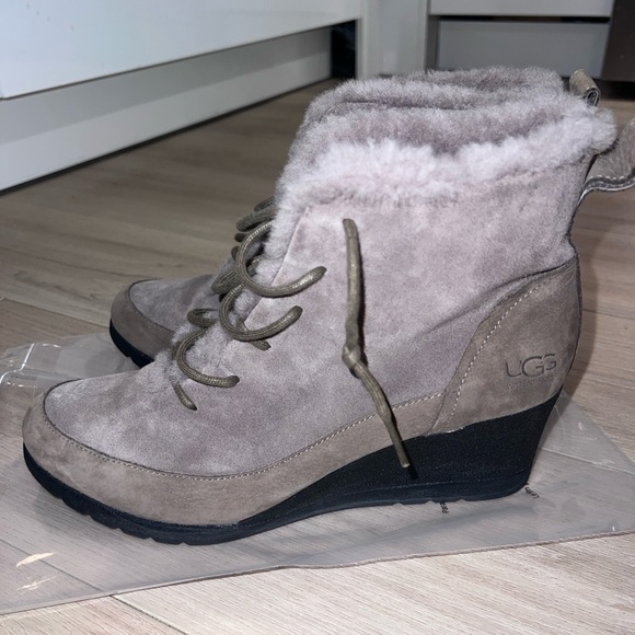 UGG Womens Size 11 Bridgit Mole Wool Lined Heel Leather Winter Shoes Boots - Picture 1 of 10